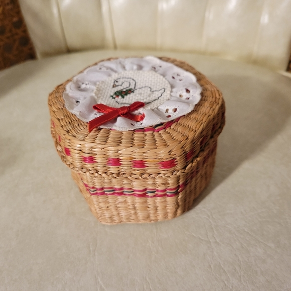 VTG Wicker Country Goose Style Christmas Basket Container Trinket Box Lace Doily - Picture 1 of 6